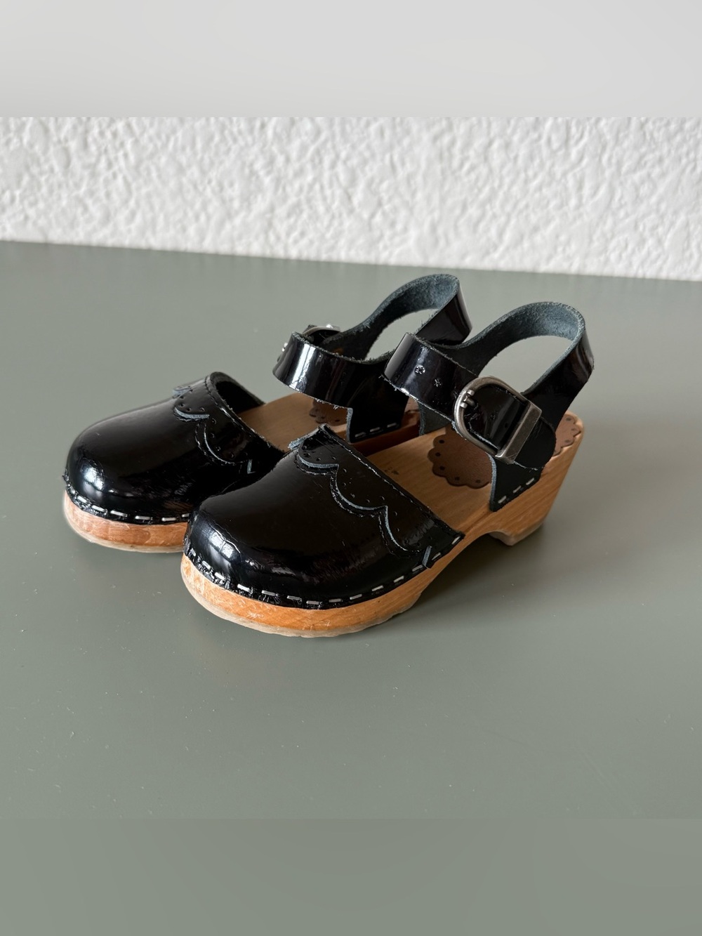 Hanna Andersson girls' black patent leather clog sandals buckle strap sz 26